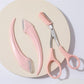 ✂️ ACHETEZ-EN 1, OBTENEZ-EN 1 GRATUIT ! 💇‍♀️ Ciseaux à Sourcils avec Peigne – Coupe Précise, Compact & Idéal en Déplacement – Coiffage Parfait pour des Sourcils Soignés ✨