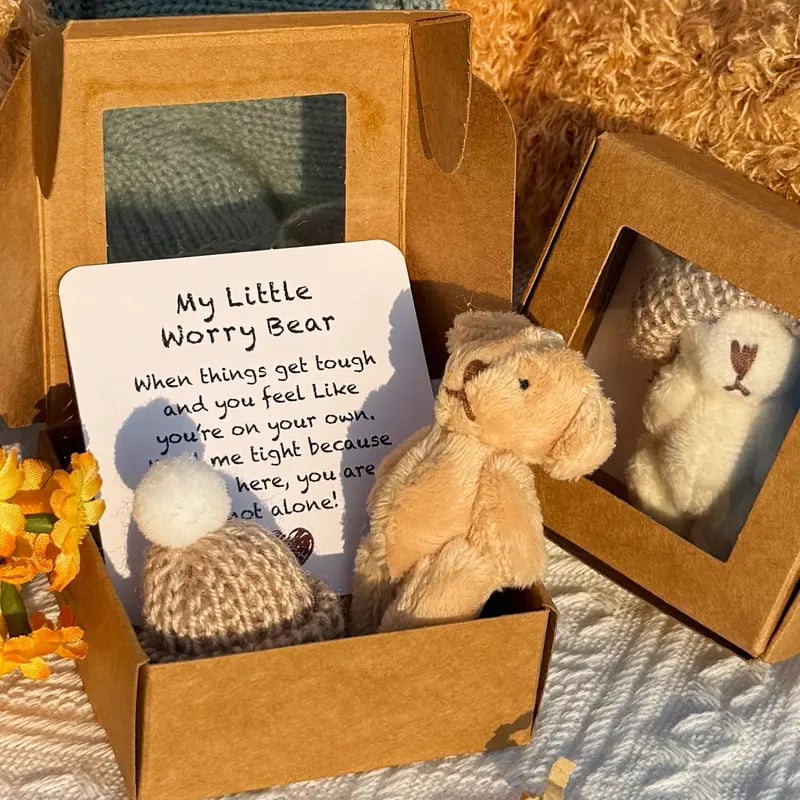 🧸 50% DE RÉDUCTION! 🎁 Mini Ours en Peluche Main avec Bonnet Amovible – Doux, réconfortant & compagnon de poche – Cadeau idéal pour petits et grands 💕