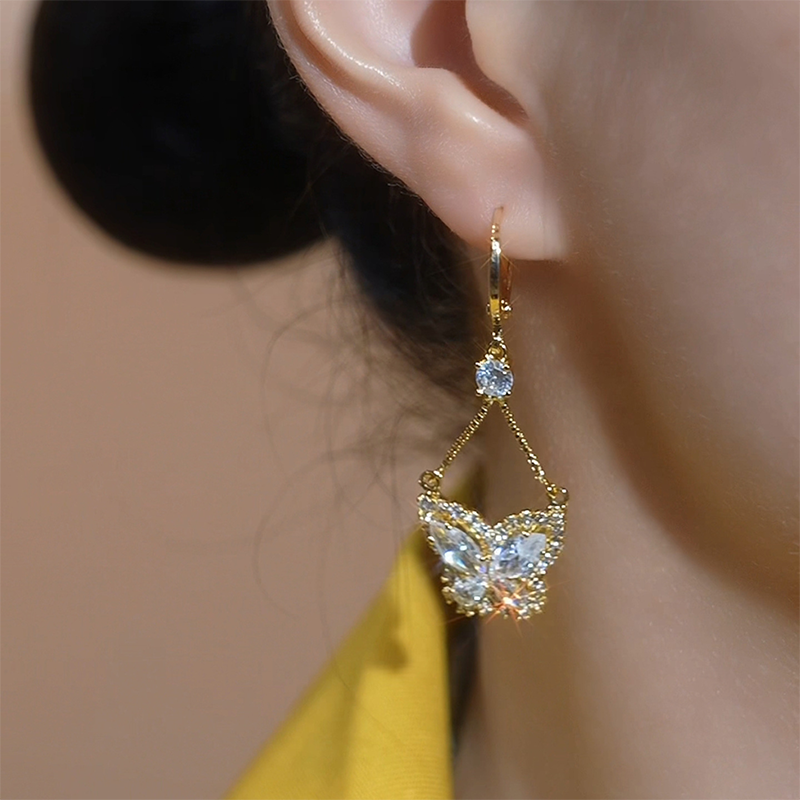 🦋 ACHETEZ 2, OBTENEZ 1 GRATUIT ! ✨ Boucles d'oreilles pendantes papillon scintillantes – Zircone cubique & plaqué or – Légères, élégantes – parfaites pour le quotidien ou les occasions spéciales 💎🌸