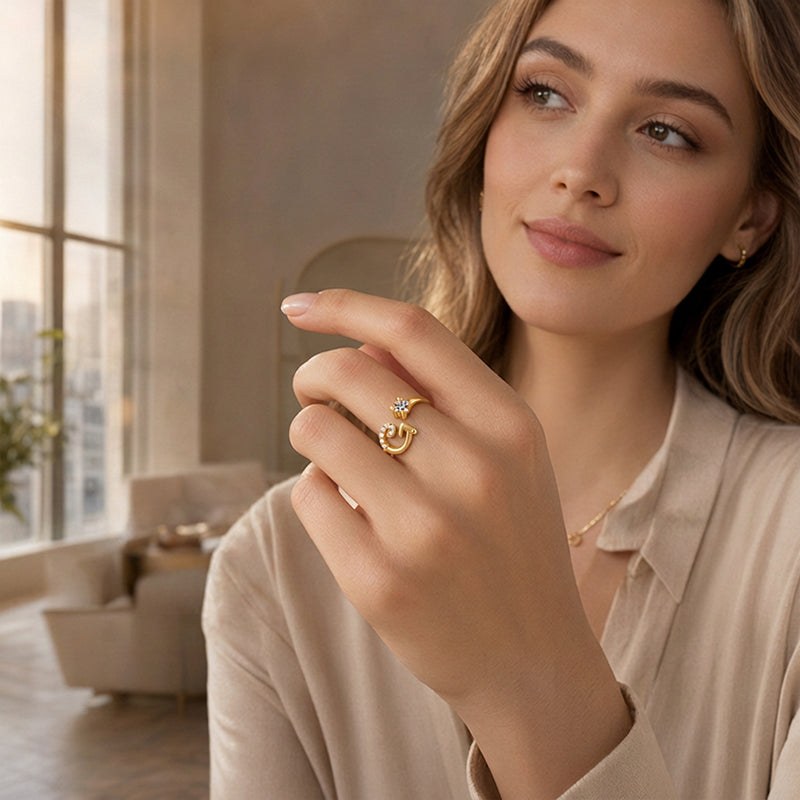 💍 50% DE RÉDUCTION ! ⏳ Bague Initiale Scintillante Ajustable – Cristaux Synthétiques, Finition Polie & Anneau Ouvert – Personnalisable, Chic et Confortable – Parfaite en Cadeau ou au Quotidien ✨💖🌿