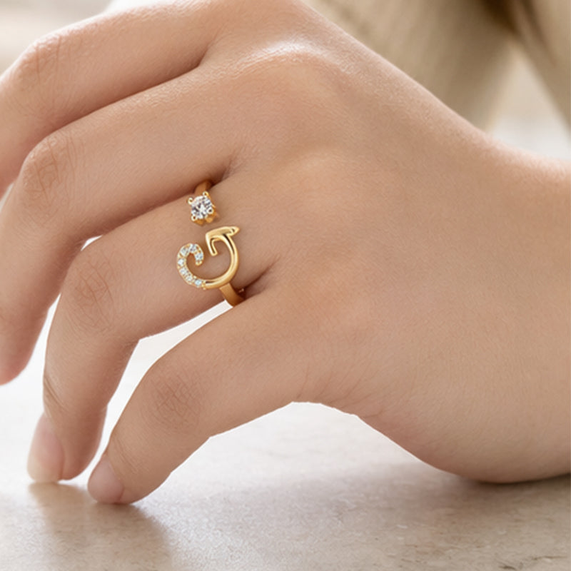💍 50% DE RÉDUCTION ! ⏳ Bague Initiale Scintillante Ajustable – Cristaux Synthétiques, Finition Polie & Anneau Ouvert – Personnalisable, Chic et Confortable – Parfaite en Cadeau ou au Quotidien ✨💖🌿