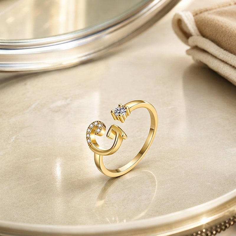 💍 50% DE RÉDUCTION ! ⏳ Bague Initiale Scintillante Ajustable – Cristaux Synthétiques, Finition Polie & Anneau Ouvert – Personnalisable, Chic et Confortable – Parfaite en Cadeau ou au Quotidien ✨💖🌿