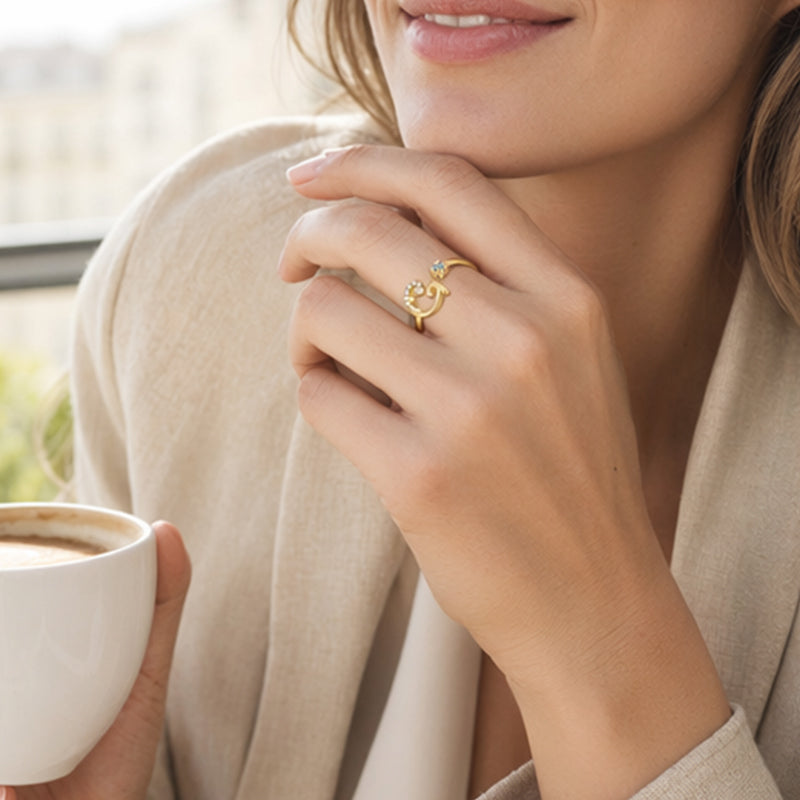 💍 50% DE RÉDUCTION ! ⏳ Bague Initiale Scintillante Ajustable – Cristaux Synthétiques, Finition Polie & Anneau Ouvert – Personnalisable, Chic et Confortable – Parfaite en Cadeau ou au Quotidien ✨💖🌿