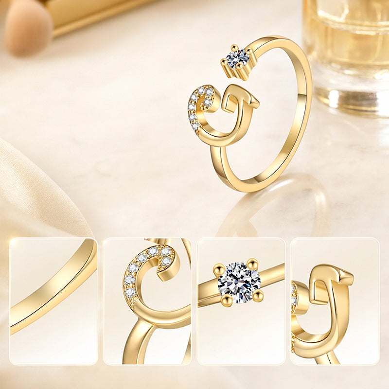 💍 50% DE RÉDUCTION ! ⏳ Bague Initiale Scintillante Ajustable – Cristaux Synthétiques, Finition Polie & Anneau Ouvert – Personnalisable, Chic et Confortable – Parfaite en Cadeau ou au Quotidien ✨💖🌿