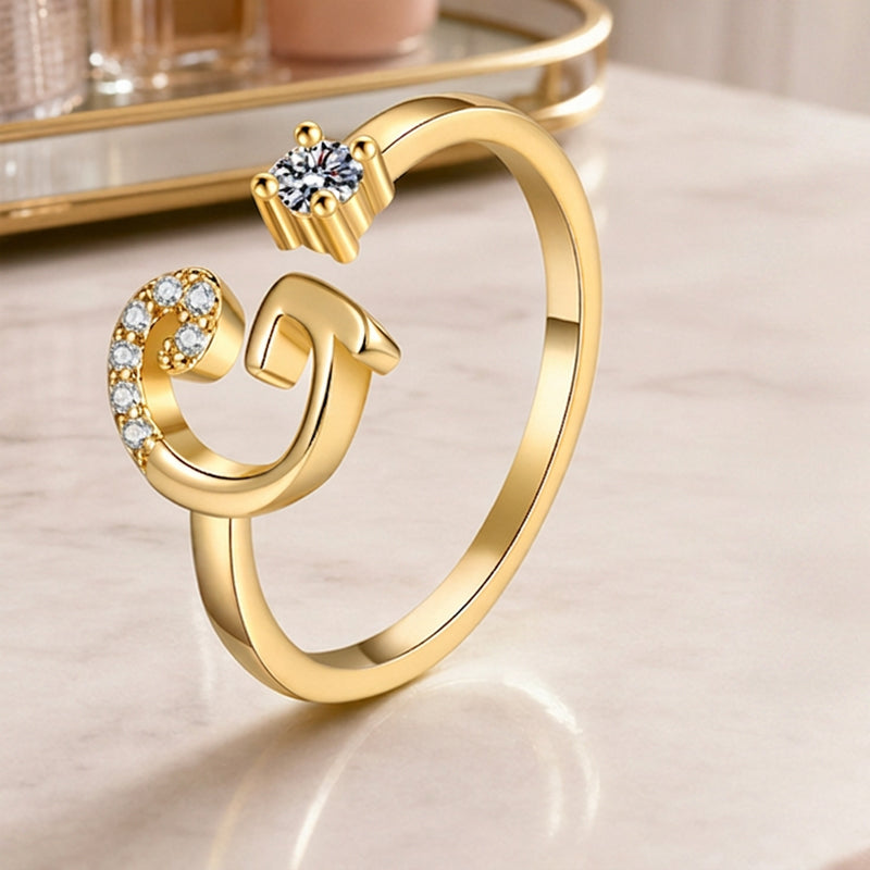 💍 50% DE RÉDUCTION ! ⏳ Bague Initiale Scintillante Ajustable – Cristaux Synthétiques, Finition Polie & Anneau Ouvert – Personnalisable, Chic et Confortable – Parfaite en Cadeau ou au Quotidien ✨💖🌿