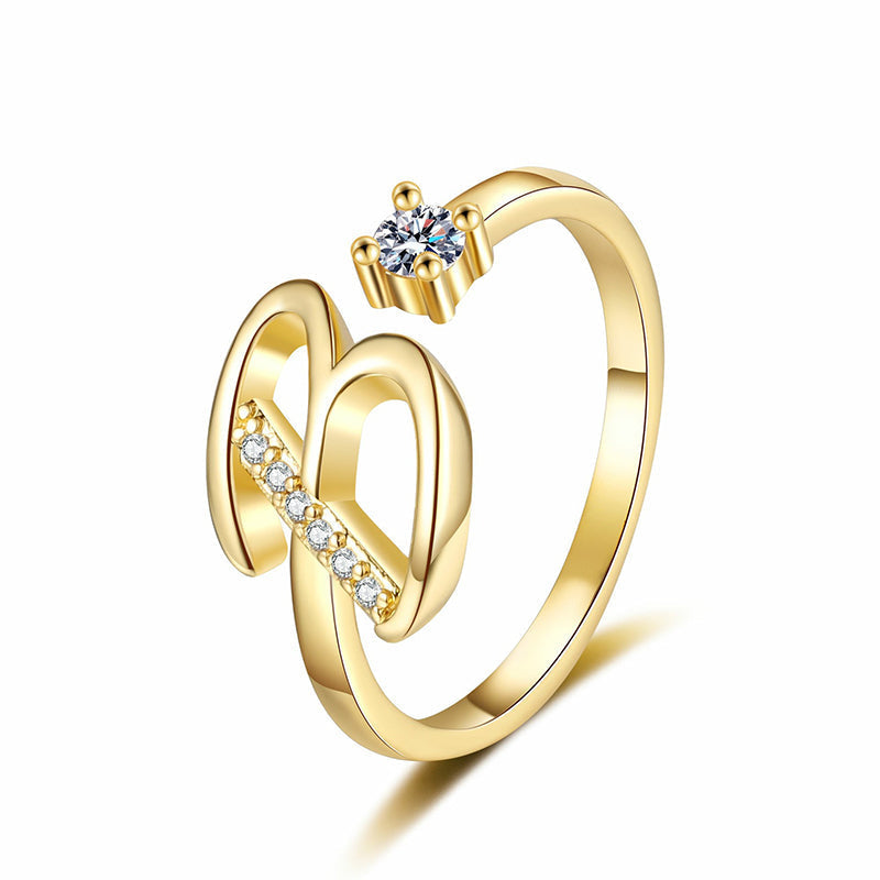 💍 50% DE RÉDUCTION ! ⏳ Bague Initiale Scintillante Ajustable – Cristaux Synthétiques, Finition Polie & Anneau Ouvert – Personnalisable, Chic et Confortable – Parfaite en Cadeau ou au Quotidien ✨💖🌿