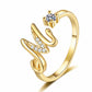 💍 50% DE RÉDUCTION ! ⏳ Bague Initiale Scintillante Ajustable – Cristaux Synthétiques, Finition Polie & Anneau Ouvert – Personnalisable, Chic et Confortable – Parfaite en Cadeau ou au Quotidien ✨💖🌿