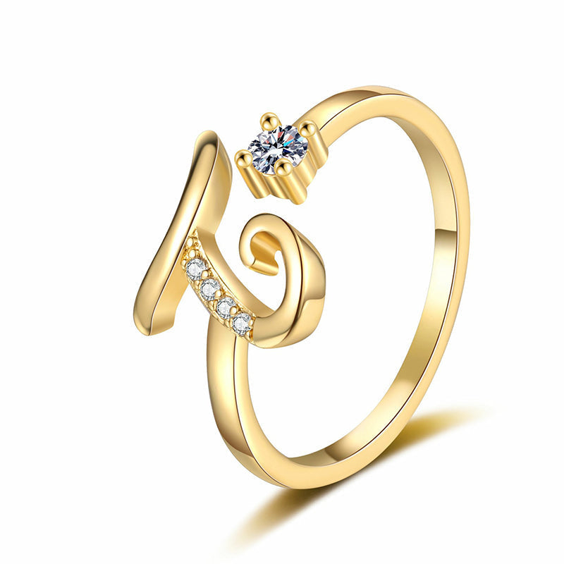 💍 50% DE RÉDUCTION ! ⏳ Bague Initiale Scintillante Ajustable – Cristaux Synthétiques, Finition Polie & Anneau Ouvert – Personnalisable, Chic et Confortable – Parfaite en Cadeau ou au Quotidien ✨💖🌿