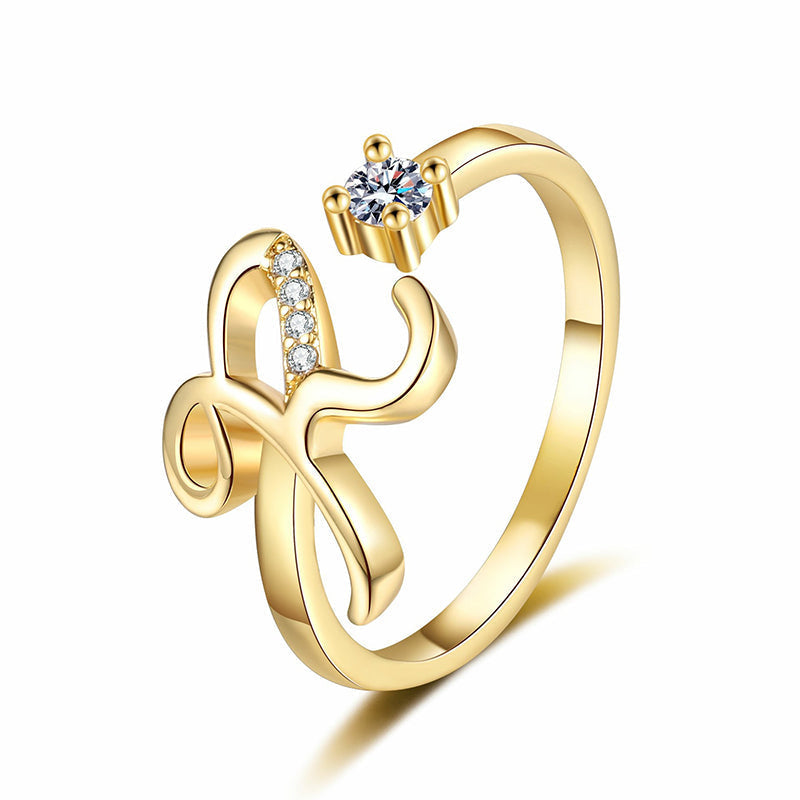 💍 50% DE RÉDUCTION ! ⏳ Bague Initiale Scintillante Ajustable – Cristaux Synthétiques, Finition Polie & Anneau Ouvert – Personnalisable, Chic et Confortable – Parfaite en Cadeau ou au Quotidien ✨💖🌿