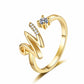 💍 50% DE RÉDUCTION ! ⏳ Bague Initiale Scintillante Ajustable – Cristaux Synthétiques, Finition Polie & Anneau Ouvert – Personnalisable, Chic et Confortable – Parfaite en Cadeau ou au Quotidien ✨💖🌿