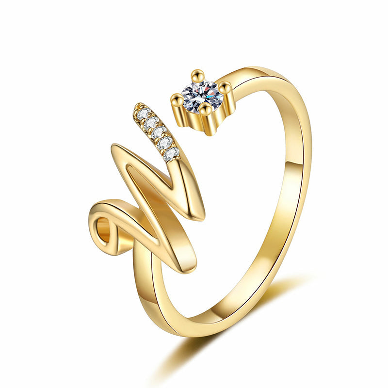💍 50% DE RÉDUCTION ! ⏳ Bague Initiale Scintillante Ajustable – Cristaux Synthétiques, Finition Polie & Anneau Ouvert – Personnalisable, Chic et Confortable – Parfaite en Cadeau ou au Quotidien ✨💖🌿