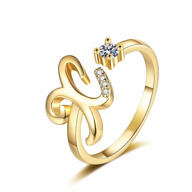 💍 50% DE RÉDUCTION ! ⏳ Bague Initiale Scintillante Ajustable – Cristaux Synthétiques, Finition Polie & Anneau Ouvert – Personnalisable, Chic et Confortable – Parfaite en Cadeau ou au Quotidien ✨💖🌿