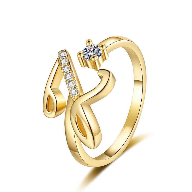 💍 50% DE RÉDUCTION ! ⏳ Bague Initiale Scintillante Ajustable – Cristaux Synthétiques, Finition Polie & Anneau Ouvert – Personnalisable, Chic et Confortable – Parfaite en Cadeau ou au Quotidien ✨💖🌿
