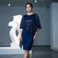 🌙🌸 OFFRE LIMITÉE -50% ! 🦋Robe à paillettes avec cape asymétrique – Détail de cape unique et silhouette épurée, une élégance de soirée sans effort.