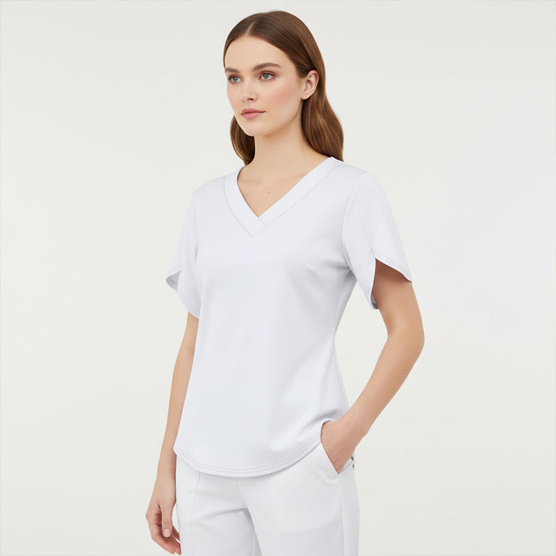 👗 50% DE RÉDUCTION! 🌿 Blouse fluide col V – Manches flutter, silhouette flatteuse & polyvalente – Parfaite du bureau au dîner 🕊️