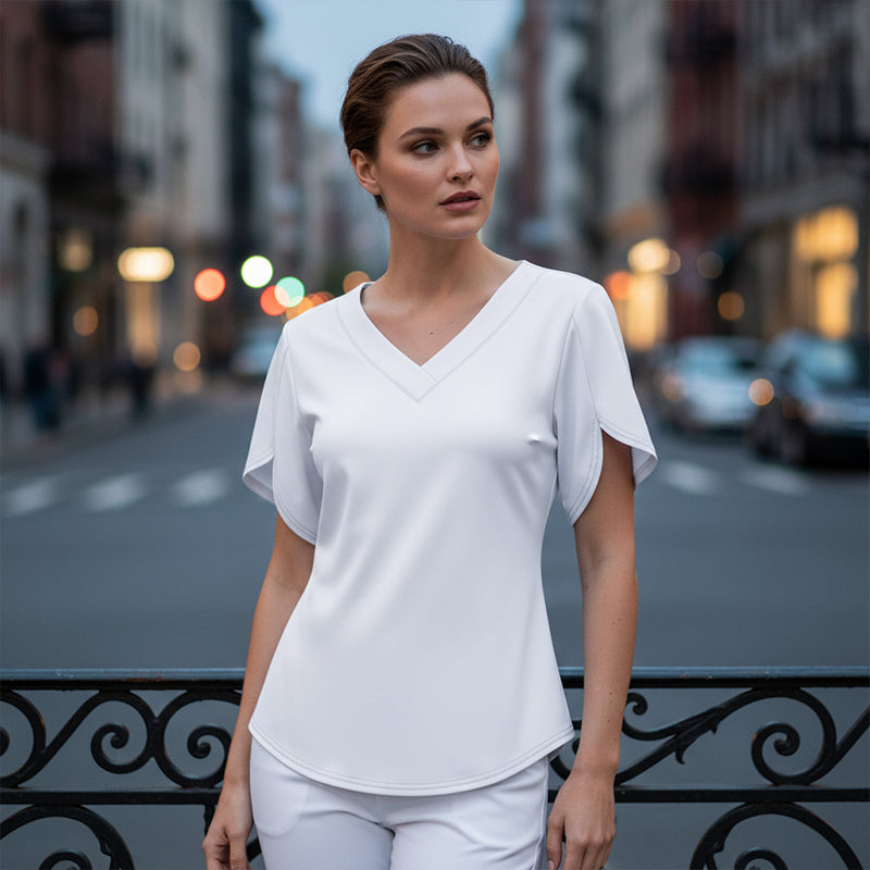 👗 50% DE RÉDUCTION! 🌿 Blouse fluide col V – Manches flutter, silhouette flatteuse & polyvalente – Parfaite du bureau au dîner 🕊️