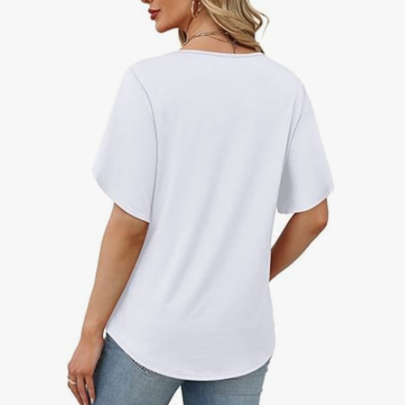 👗 50% DE RÉDUCTION! 🌿 Blouse fluide col V – Manches flutter, silhouette flatteuse & polyvalente – Parfaite du bureau au dîner 🕊️