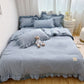 🛏️ -50% ! 🌸 Parure de Lit 4 Pièces Unie avec Bordures Volantées – Microfibre Premium – 9 Coloris – Tailles S/SD/D – Housse + Draps + Taies d’Oreiller 🎀