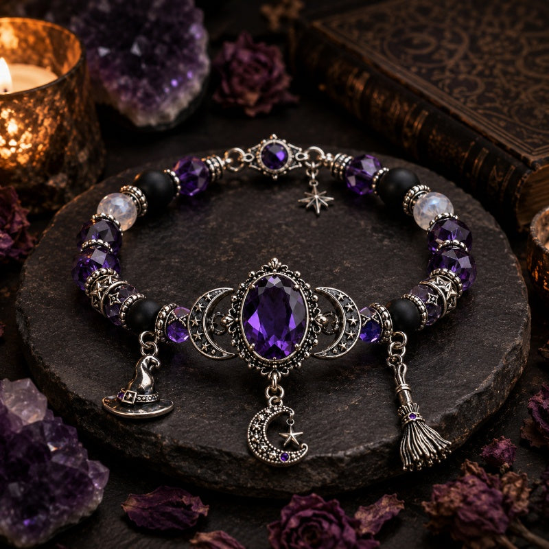 🏷️ PROMO –50 % ⏳ Bracelet Halloween – Perles en strass, charmes sorcière  – Thème violet élégant – Bande élastique durable – Taille ajustable – Idéal pour fêtes et tenues gothiques 🎃🔮✨